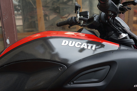 DUCATI DIAVEL CARBON