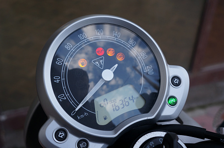 TRIUMPH STREET TWIN 900