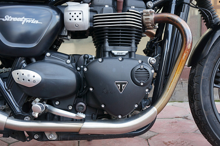TRIUMPH STREET TWIN 900