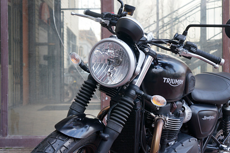 TRIUMPH STREET TWIN 900